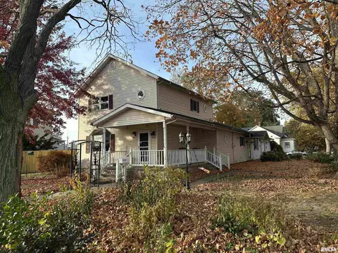 812 W Main St, Carlinville, IL 62626