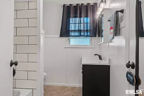Bath - 2204 Westview Dr, Springfield, IL 62704 photo 1 of 2