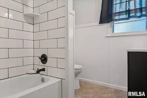 Bath - 2204 Westview Dr, Springfield, IL 62704 photo 2 of 2