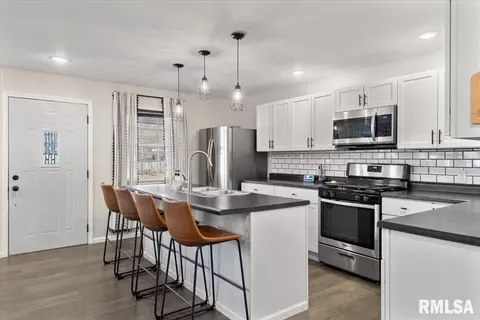Kitchen - 2204 Westview Dr, Springfield, IL 62704 photo 2 of 5