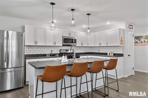Kitchen - 2204 Westview Dr, Springfield, IL 62704 photo 4 of 5
