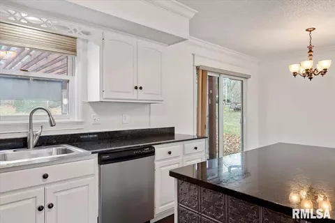 877 Roanoke Dr, Springfield, IL 62702 photo 17