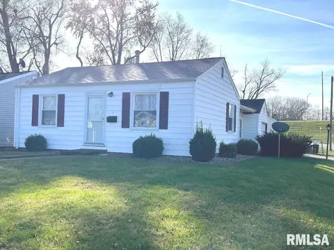 2 St James Ct, Springfield, IL 62703
