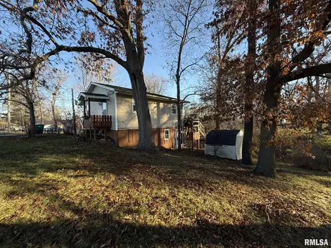 226 Lake Warren Dr, Monmouth, IL 61462