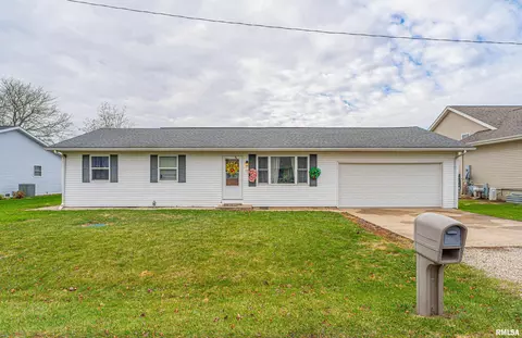 13 Elizabeth Ct, Elkhart, IL 62634