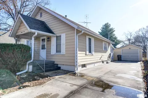 1106 W Adams St, Taylorville, IL 62568