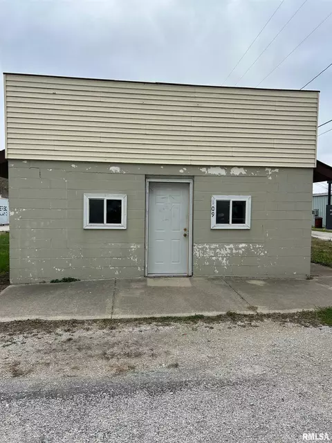 109 N Decamp St, Edinburg, IL 62531