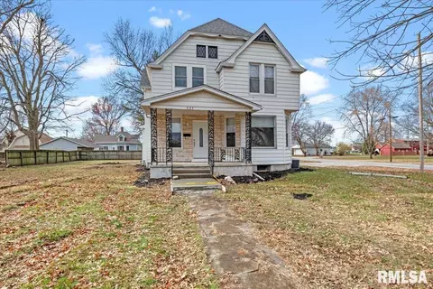 537 N 2nd St, Girard, IL 62640