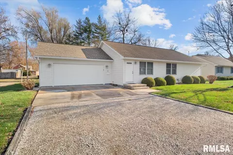 112 N Finis St, Virden, IL 62690
