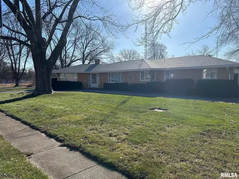 219 E 1st St, Assumption, IL 62510 photo 2