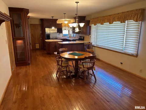 219 E 1st St, Assumption, IL 62510 photo 3