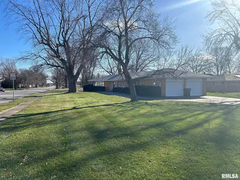 219 E 1st St, Assumption, IL 62510 photo 34