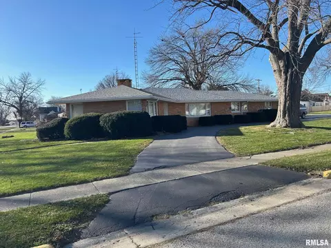 219 E 1st St, Assumption, IL 62510