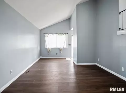 Living - 41 Coachlight Ct, Springfield, IL 62703 photo 1 of 2