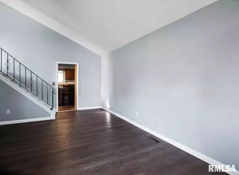 Living - 41 Coachlight Ct, Springfield, IL 62703 photo 2 of 2