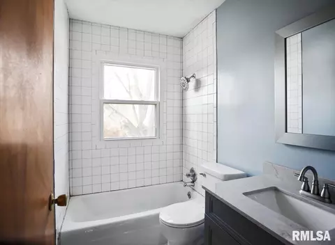 Bath - 41 Coachlight Ct, Springfield, IL 62703 photo 2 of 2