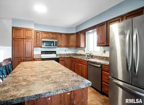 Kitchen - 41 Coachlight Ct, Springfield, IL 62703 photo 1 of 1