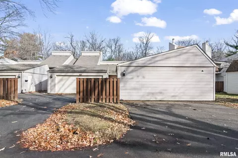 5 Country Pl, Springfield, IL 62703