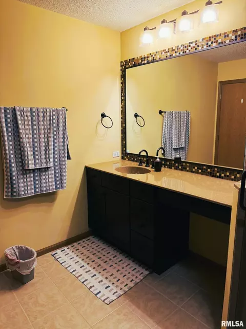 Bath - 2208 E Hazel Dell Rd, Springfield, IL 62703 photo 1 of 4