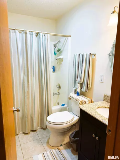 Bath - 2208 E Hazel Dell Rd, Springfield, IL 62703 photo 4 of 4