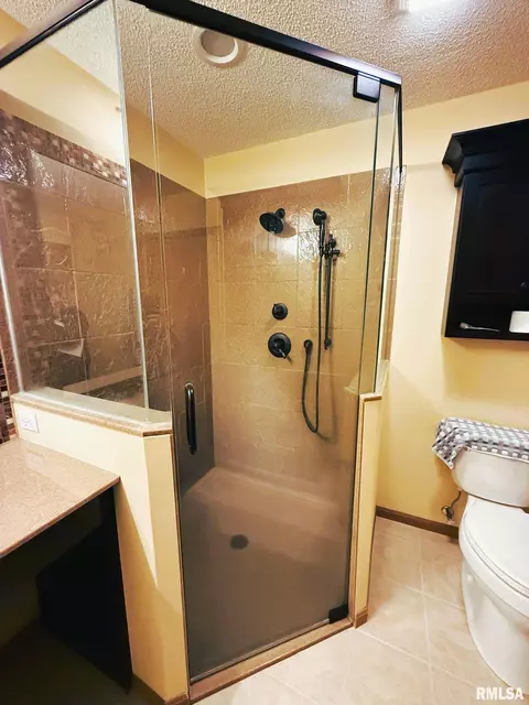 Bath - 2208 E Hazel Dell Rd, Springfield, IL 62703 photo 3 of 4
