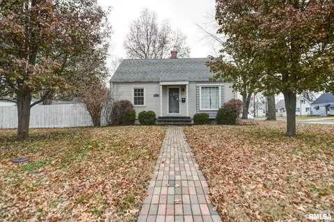 1403 W Main Cross St, Taylorville, IL 62568