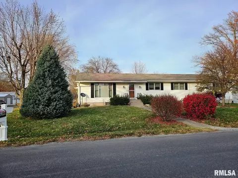 632 Pine St, Carlinville, IL 62626