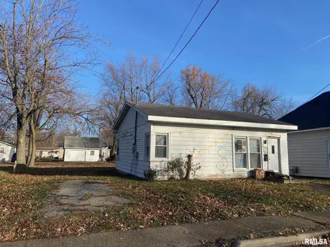 809 Esther St, Taylorville, IL 62568