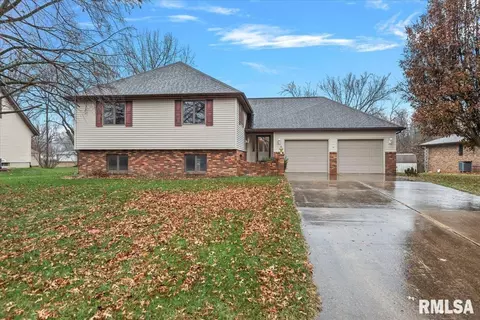 140 Roanoke Dr, Rochester, IL 62563