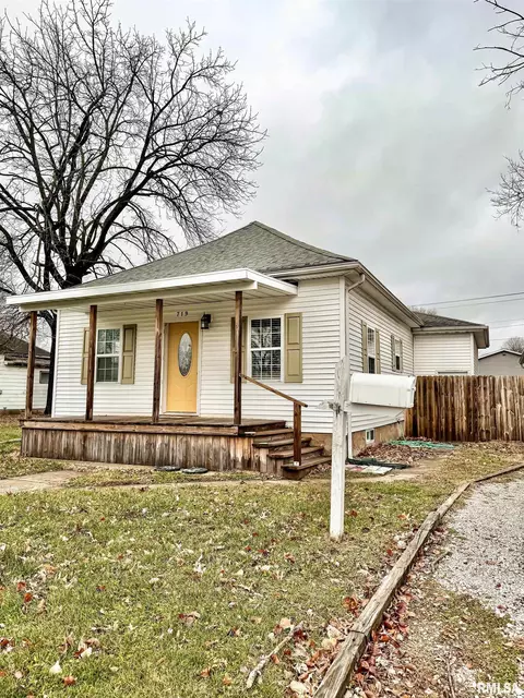 719 E Stevenson St, Taylorville, IL 62568
