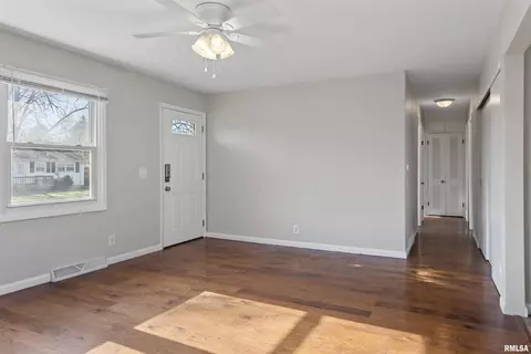 Entry Way - 1805 E Grant St, Springfield, IL 62703 photo 1 of 2