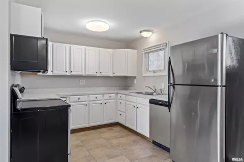 Kitchen - 1805 E Grant St, Springfield, IL 62703 photo 2 of 3