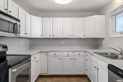 Kitchen - 1805 E Grant St, Springfield, IL 62703 photo 3 of 3