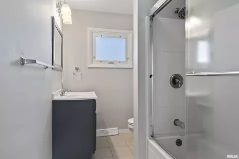 Bath - 1805 E Grant St, Springfield, IL 62703 photo 1 of 1