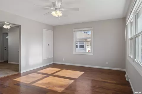 Living - 1805 E Grant St, Springfield, IL 62703 photo 2 of 3
