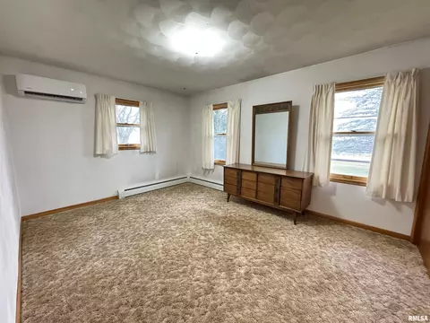 Bedroom - 200 E Franklin St, Henderson, IL 61439 photo 1 of 13