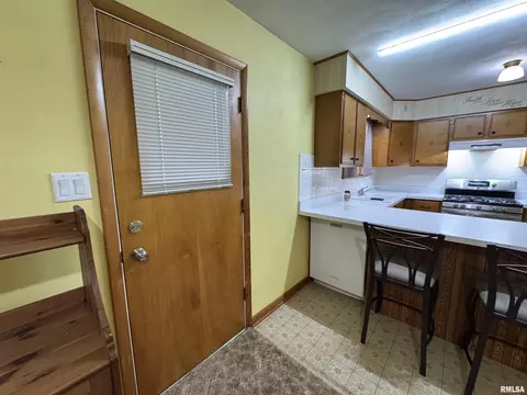 Entry Way - 200 E Franklin St, Henderson, IL 61439 photo 2 of 3