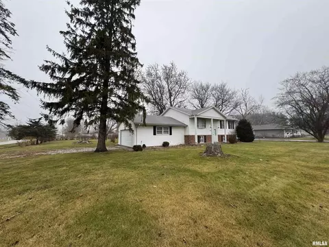 Exterior - 200 E Franklin St, Henderson, IL 61439 photo 2 of 9