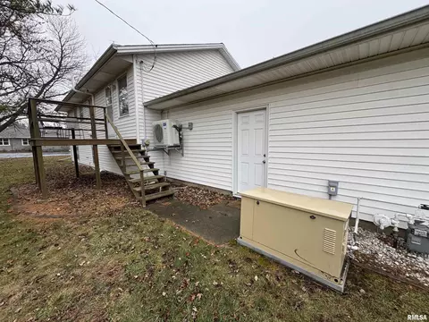 Exterior - 200 E Franklin St, Henderson, IL 61439 photo 8 of 9