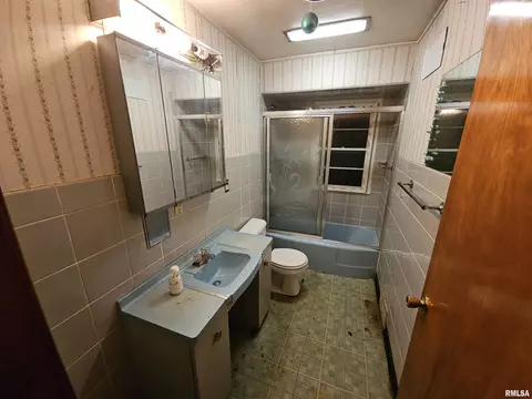 Bath - 1713 W Iles Ave, Springfield, IL 62704 photo 1 of 1