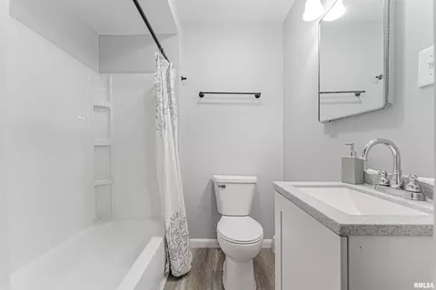 Bath - 1106 N Kickapoo St, Lincoln, IL 62656 photo 1 of 2