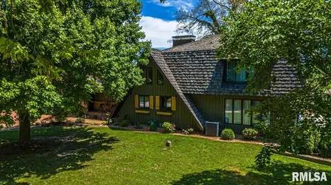 37 S Lake Rd, Lincoln, IL 62656