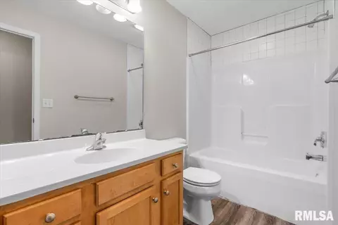Bath - 109 Argenta Dr, Springfield, IL 62703 photo 2 of 2