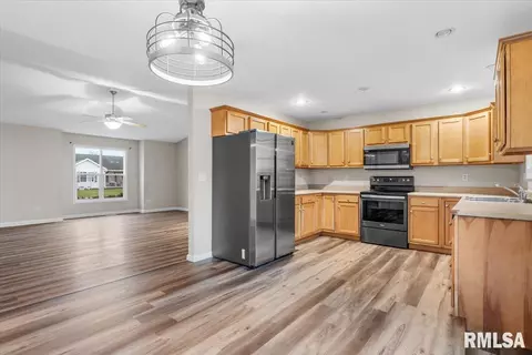 Entry Way - 109 Argenta Dr, Springfield, IL 62703 photo 2 of 3
