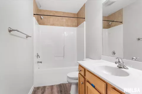Bath - 109 Argenta Dr, Springfield, IL 62703 photo 1 of 2