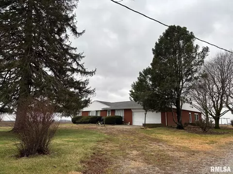 18728 Zenobia Rd, Pawnee, IL 62558