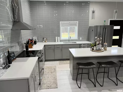 Kitchen - 16 550 N Avenue Ave, Timewell, IL 62375 photo 2 of 2