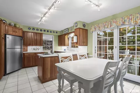 Kitchen - 2201 Lindsay Rd, Springfield, IL 62704 photo 4 of 5