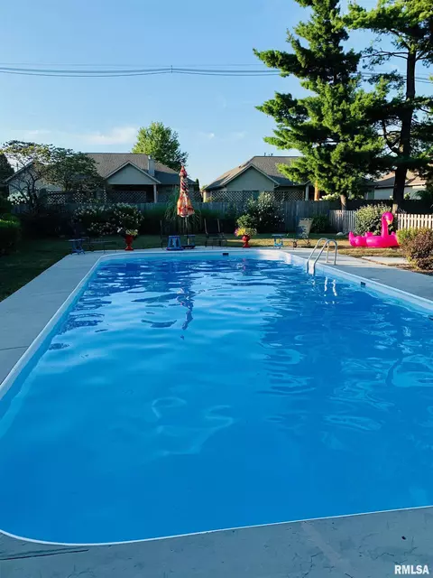 Exterior - 2201 Lindsay Rd, Springfield, IL 62704 photo 12 of 13