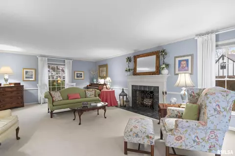 Living - 2201 Lindsay Rd, Springfield, IL 62704 photo 8 of 8